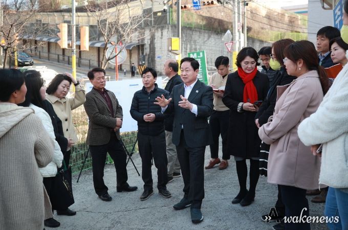 학교 통학로 점검에서 지역주민과 소통하는 주광덕 시장