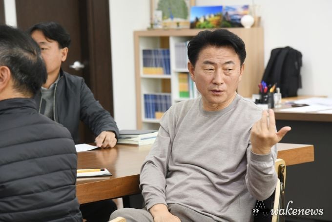 김동근 시장이 3월 27일 시장실에서 ‘제4차 생태환경 전략회의’를 진행하고 있다.