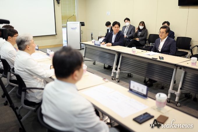 28일 오전 김동연 경기도지사가 송정한 분당서울대병원장 및 관계자 등에게 병원 운영현황 브리핑 및 건의사항을 청취하고 있다.