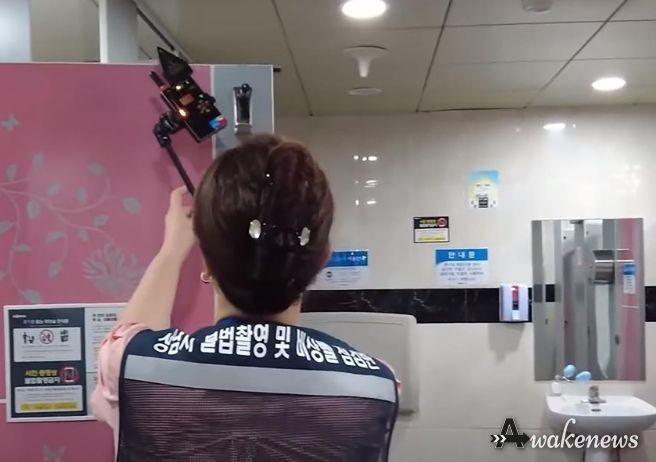 성남시 불법촬영 및 비상벨 점검반이 민간 개방화장실에서 불법촬영 카메라가 설치돼 있는 지를 탐지 중이다(자료사진)