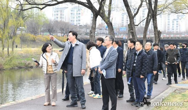 성남시 탄천 시설 둘러보고 있는 원강수 원주시장(첫줄 가운데)과 이진찬 성남부시장(첫줄 오른쪽)