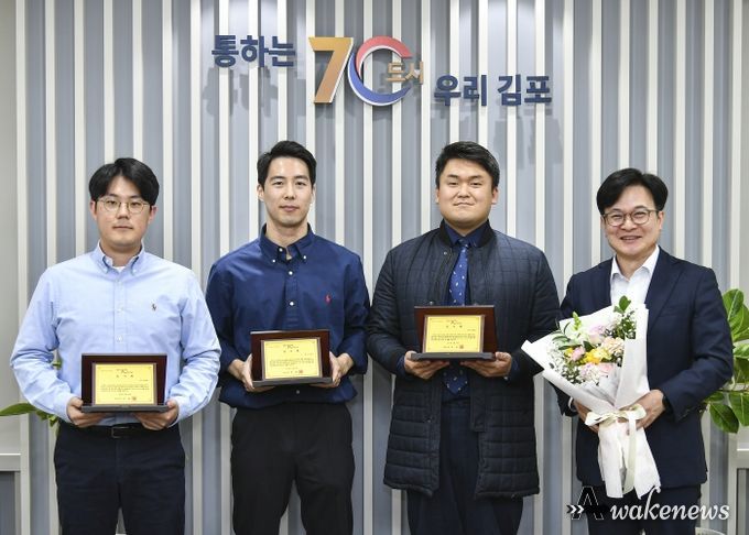 김포시는 28일 본관 2층 소통실에서 3년간의 복무를 마친 공중보건의사 3명에게 감사패를 수여했다. 공중보건의사들과 김병수 시장