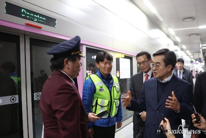 29일 오후 김동연 경기도지사가 GTX A노선 동탄역 종합상황센터를 방문해 현황 청취를 하고 있다.