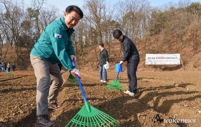김동근 시장이 4월 2일 신곡체육공원에서 수레국화와 백일홍 파종에 앞서 땅을 정리하고 있다.