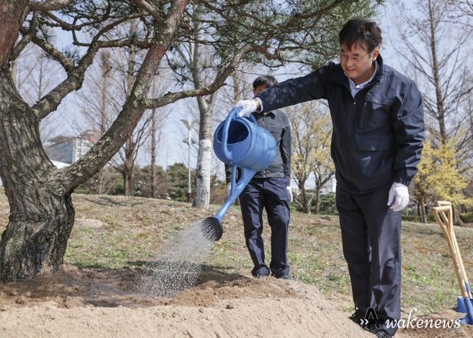 기념 식수 후 물을 주고 있는 이동환 고양특례시장
