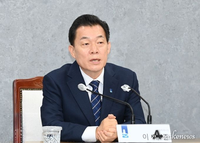 이재준 수원시장이 3월 29일 ‘성인페스티벌 개최 반대 대책회의’에서 발언하고 있다.