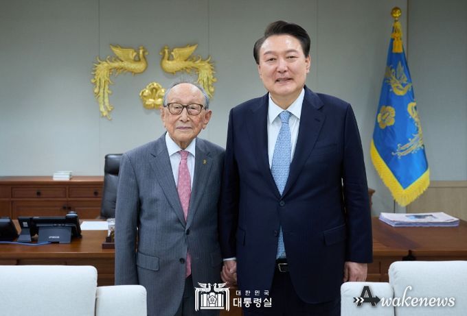 4월 3일 윤석열 대통령은 용산 대통령실에서 김형석 연세대학교 명예교수와 오찬을 함께했다.