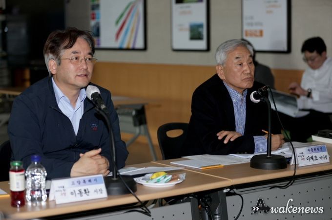 창릉천 용역 중간보고회에서 이동환 고양특례시장(좌), 이재오 자문위원장(우)