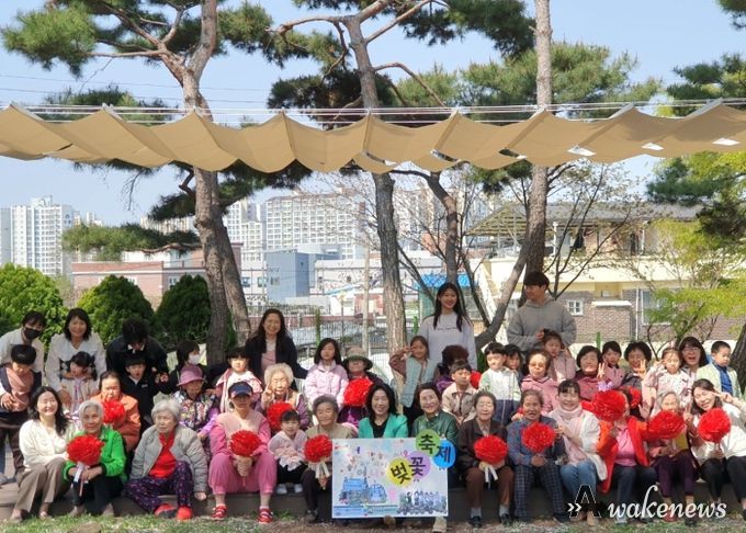 안성종합사회복지관, 공립 봄누리유치원과 함께하는 어르신 봄나들이 진행