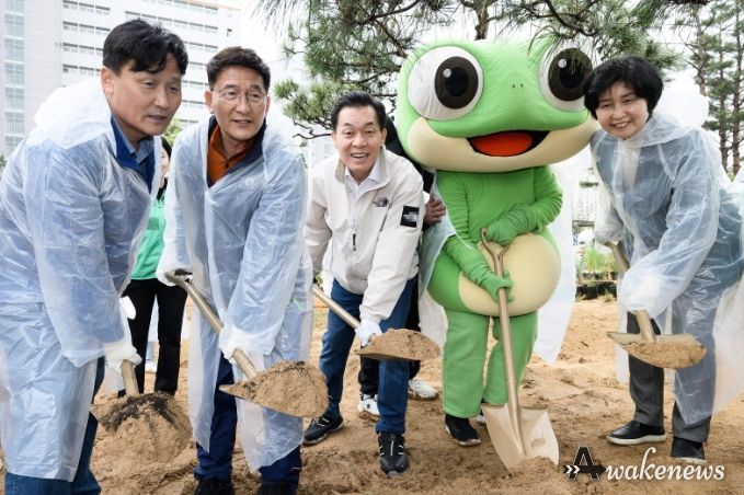 이재준 수원시장(왼쪽 3번째), 김기정 수원시의회 의장(왼쪽 2번째), 김영진(수원시병)·백혜련(수원시을) 의원 등이 식목행사에 함께하고 있다.