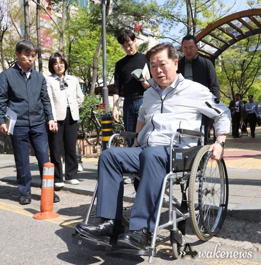 박승원 광명시장은 지난 12일 오후 열린 제31회 생생소통현장에서 보행관경 개선을 모색하고자 휠체어 이동을 체험했다