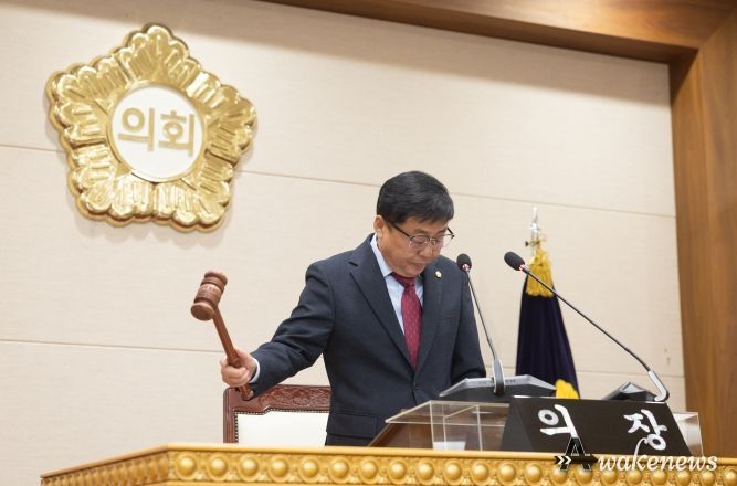 윤창철 의장이 제366회 임시회 제1차 본회의에서 ‘생활폐기물 재활용 촉진 및 불법 재위탁 근절을 위한 대책 마련 촉구 건의안’을 채택하고 있다.