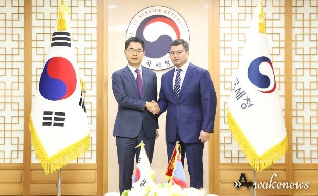 김창기 국세청장이 치미드수렝 처이군셍(Chimidsuren Choigunsen) 몽골 국세청장과 기념 촬영을 하는 모습