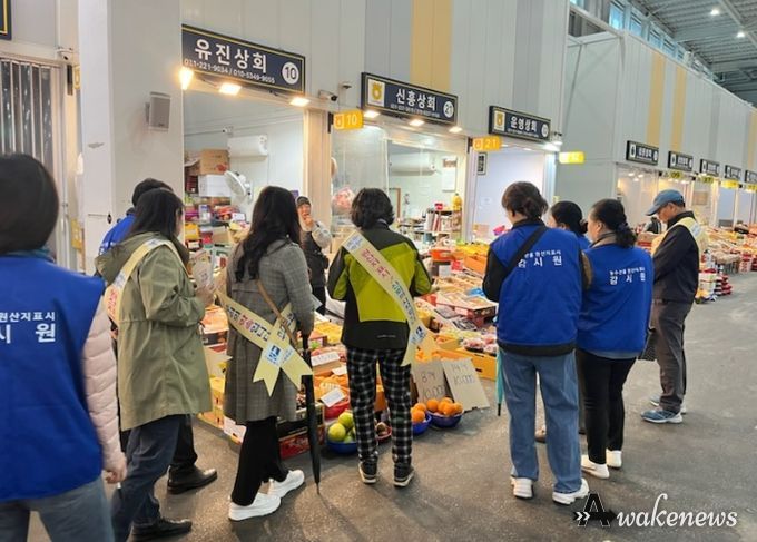 수원시가 농수산물도매시장과 주변 음식점을 대상으로 농수산물 원산지표시제 홍보캠페인을 전개하고 있다.
