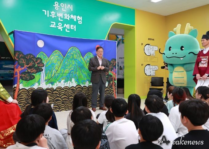 황준기 용인특례시 제2부시장이 19일 처인구 기후변화체험교육센터에서 열린 어린이 기후어사대 행사에서 인사말을 하고 있다.