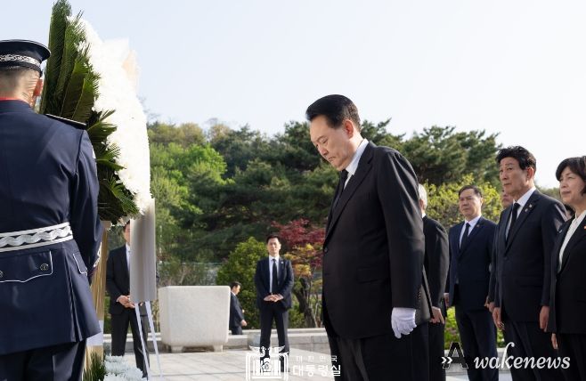 4월 19일 윤석열 대통령은 국립4‧19민주묘지를 찾아 자유민주주의를 위해 헌신한 4·19민주 영령들의 명복을 빌고, 혁명으로 지켜낸 자유민주주의를 더욱 발전시켜 나가겠다고 다짐하며 4·19혁명의 의미를 되새겼다.