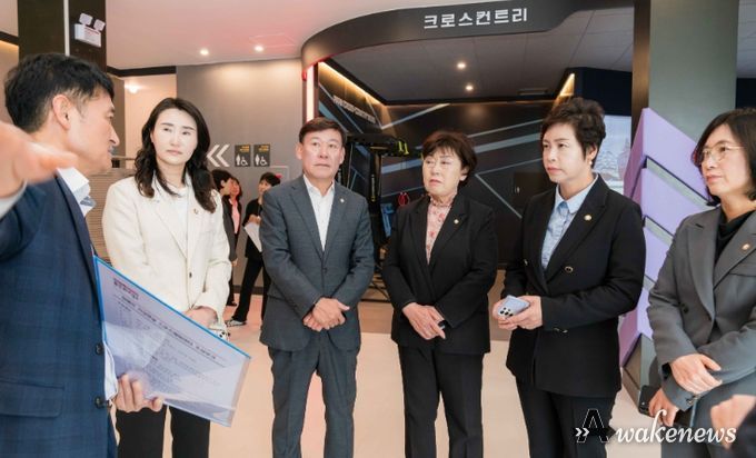 문화복지위원회 위원들이 관계자로부터 설명을 듣고 있다. 왼쪽부터 박은선, 황재욱, 김상수, 황미상, 이윤미 의원