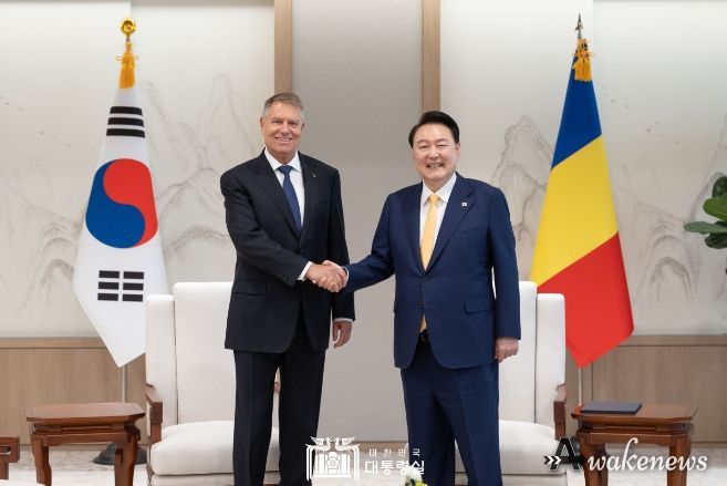 4월 23일 윤석열 대통령은 클라우스 요하니스 루마니아 대통령과 소인수환담 및 정상회담을 갖고, 양국 간 실질 협력 증진 방안과 지역 및 국제 정세에 대해 폭넓은 의견을 교환했다.