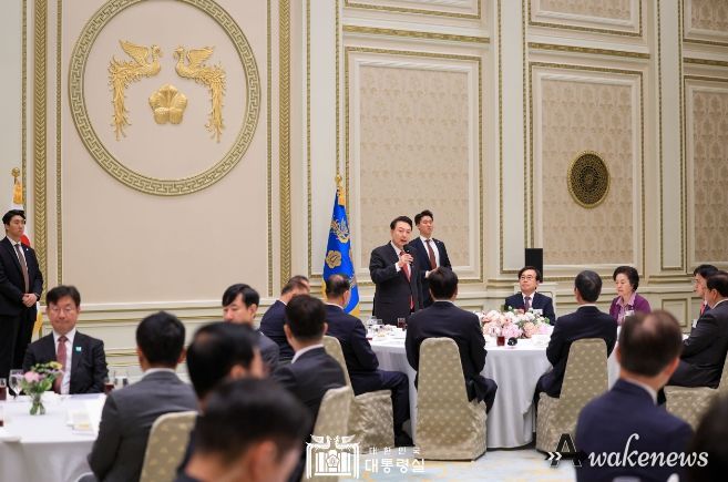 4월 24일 윤석열 대통령은 청와대 영빈관에서 국민의힘 국회의원들과 오찬을 하며 당과 국민을 위해 헌신하고 노력해 온 의원들을 격려했다.