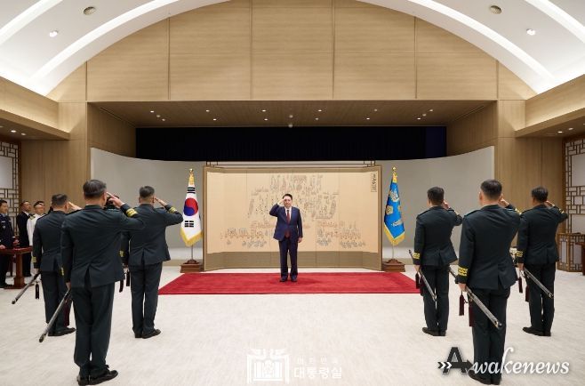 5월 1일 윤석열 대통령은 용산 대통령실에서 손대권 신임 육군 군수사령관, 정진팔 신임 육군 교육사령관, 권대원 신임 지작사 참모장, 이승오 신임 합참 작전본부장, 원천희 신임 국방정보본부장, 서진하 신임 3군단장, 박재열 신임 7군단장으로부터 진급 및 보직 신고를 받고 삼정검 수치를 수여했다.