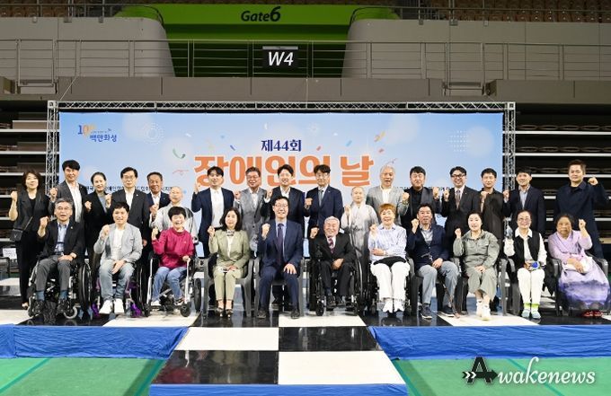 화성시의회 의원과 관계자 단체 사진