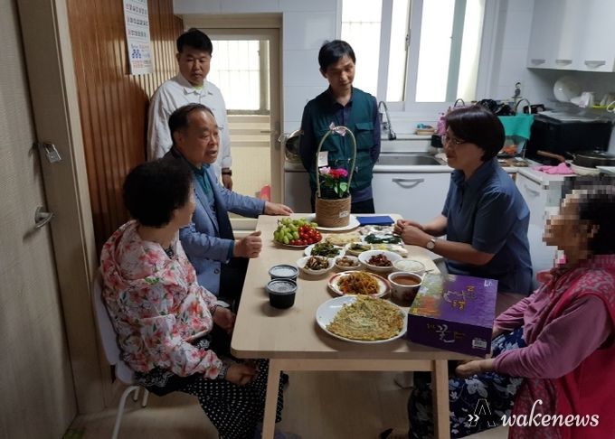 광명시 철산2동 지역사회보장협의체는 어버이날을 기념하여 3일 시에서 운영하는 노인생활시설 ‘동행’에 거주하는 어르신들께 식사를 대접했다.