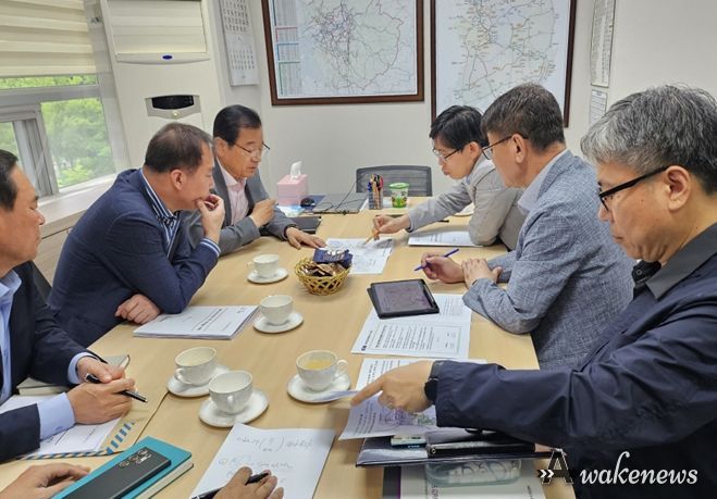 이현재 하남시장이 7일 박재영 경기도 철도항만물류국장을 만나 경기도가 진행 중인 ‘송파하남선 광역철도 타당성 평가 및 기본계획 수립용역’에 송파하남선 104정거장(가칭 신덕풍역)을 하남드림휴게소와 수직 환승연계할 수 있는 위치로 반영해달라고 건의하고 있다.