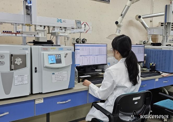 경기도보건환경연구원 안산농수산물검사소 연구원이 농산물안전성 검사를 하고 있다