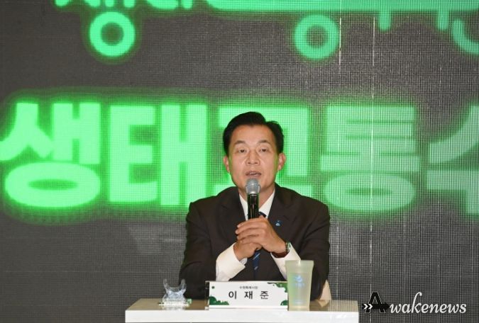 이재준 수원시장이 ‘2023 생태교통수원 포럼’에서 다회용컵을 사용하고 있다.