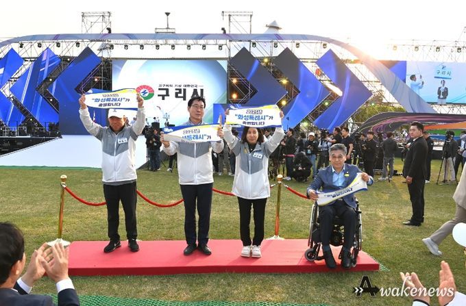 화성특례시 피켓 든 모습(좌로부터 박종선화성시체육회장, 정명근 시장, 김경희 의장, 이용운 의원)