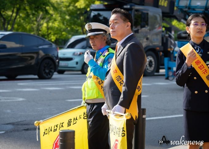 이재준 수원시장이 어린이 보행안전 캠페인에 참여하고 있다.