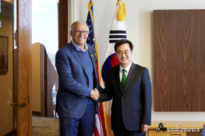 현지시각 9일 오후 김동연 경기도지사가 제이 인즐리(Jay Inslee) 워싱턴주지사와 인사를 나누고 기념촬영을 하고 있다.