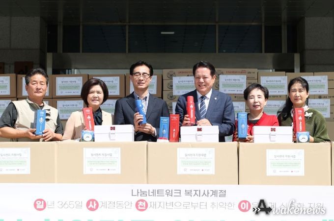 안양시는 10일 저소득 재난 취약계층 대상 ‘일사천리 지원사업’ 자연재해 피해 예방물품 전달식을 가졌다.(왼쪽부터 동 지역사회보장협의체 한광화, 정희순 민간부위원장, 시 지역사회보장협의체 구재관 민간위원장, 최대호 안양시장, 동 지역사회보장협의체 백경숙 민간위원장, 시 지역사회보장협의체 이은경 민간부위원장)