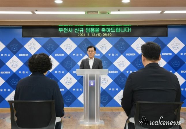 석상균 부천시 행정국장(가운데)이 신규 공무원에게 인사말을 하고 있다.