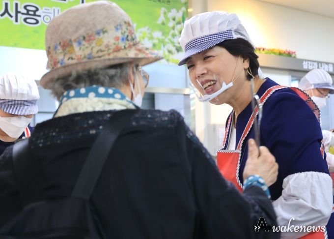 신계용 과천시장, 노인복지관에서 배식봉사
