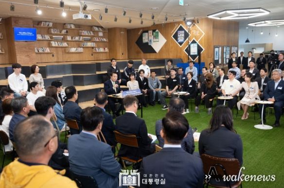 5월 14일 윤석열 대통령은 서울 중구 서울고용복지플러스센터에서 ‘고맙습니다. 함께 보듬는 따뜻한 노동현장’을 주제로 스물다섯 번째 「국민과 함께하는 민생토론회」를 개최했다.