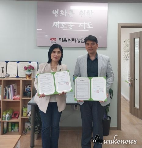 왼쪽부터 하음심리상담센터 소장 양지원, 군포시아동보호전문기관 관장 김기영