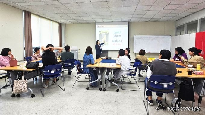수원시장애인가족지원센터에서 운영하는 부모 프로그램에 장애인 부모들이 참여하고 있다.