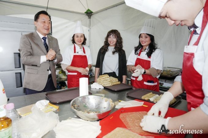 2023 수원음식문화박람회를 찾은 이재준 수원시장이 참가자들을 만나고 있다.