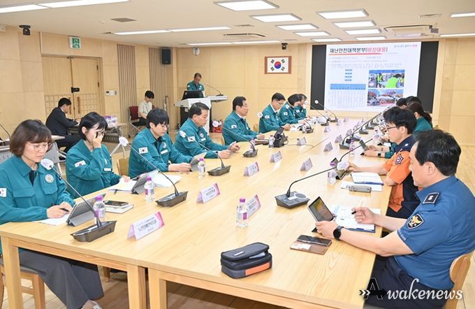 이현재 하남시장이 21일 하남시청 본관 2층 상황실에서 열린 ‘2024년 안전한국훈련 토론훈련’을 주재하고 있다.