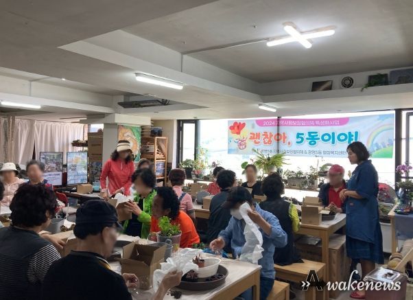 광명5동 지역사회보장협의체는 지난 21일 특성화 사업 ‘괜찮아 5동이야!’의 하나로 ‘내 손안의 미니정원 다육 테라리움’을 진행했다