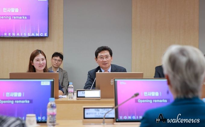 이상일 용인특례시장이 23일 미국 플로리다주 오세올라 카운티 대표단과 간담회에서 인사말을 하고 있다