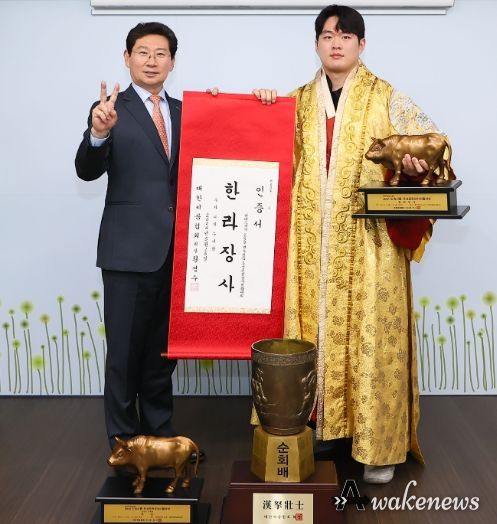 용인특례시(시장 이상일)는 23일 시청 시장실에서 시 직장운동경기부 씨름단 박민교 선수의 개인 통상 4번째 한라장사 등극 봉납식과 단체전 우승으로 시를 빛낸 선수단을 격려하는 행사를 가졌다.