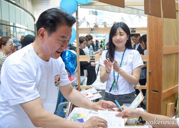 김동근 시장이 6월 1일 신세계백화점 의정부점 3층 광장에서 열린 복지뮤지엄에 행사에 참여하고 있다.