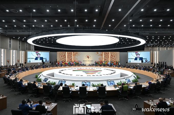 6월 4일 윤석열 대통령은 2024 한-아프리카 정상회의 오전 세션에 참석했다.
