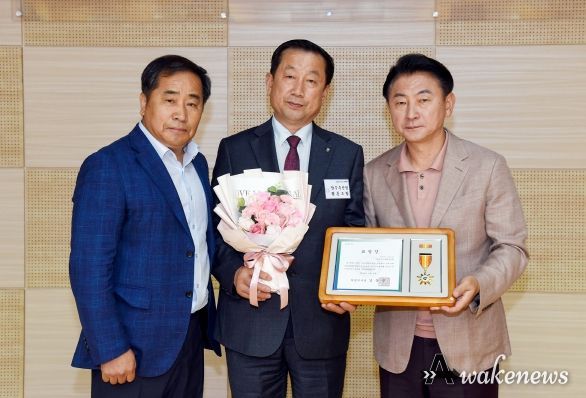 김동근 시장이 6월 4일 꾸준한 기부로 나눔문화 확산을 선도한 기관 및 단체에 ‘아름다운 나눔인 의정부 시장상’을 수여한 뒤 함께 기념사진을 찍고 있다.