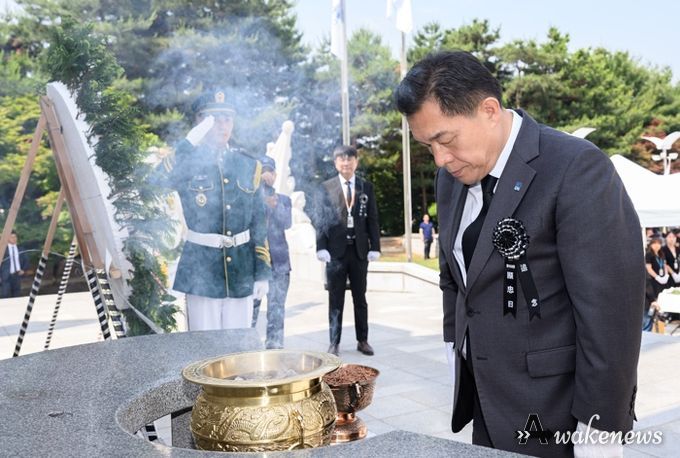 이재준 수원시장이 추모 묵념을 하고 있다.