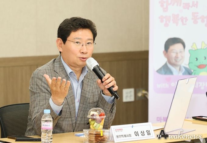 이상일 용인특례시장이 7일 기흥구 마북동에서 주민소통간담회를 열어 인사말을 하고 있다