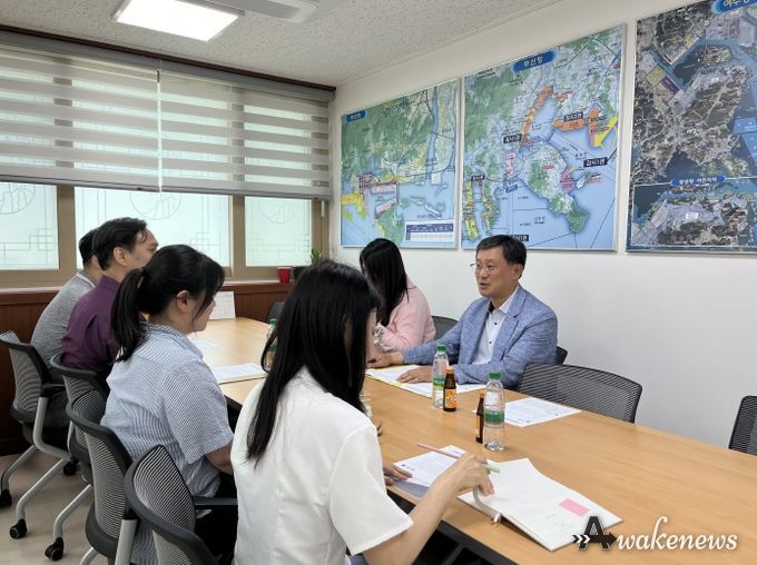 고석진 관세청 통관국장(오른쪽 두번째)이 7일 서울 금천구에 위치한 수출입화물 검사비용 지원센터를 방문하여 애로사항 등을 청취하고 있다.
