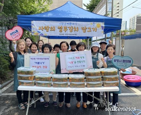 광명시 하안4동 지역사회보장협의체는 지난 10 관내 취약계층 15가구에 직접 담근 열무김치를 전달했다.
